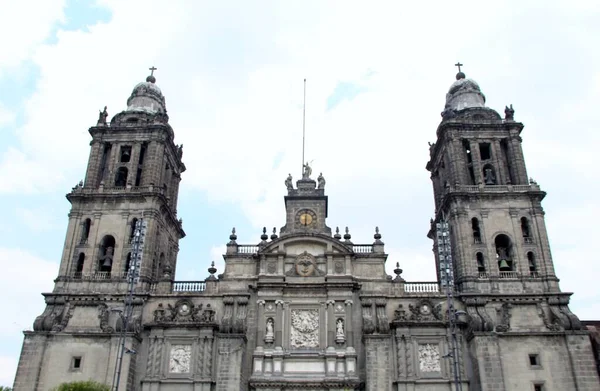 Mexico City 'de sömürge tarzı bir katedral.