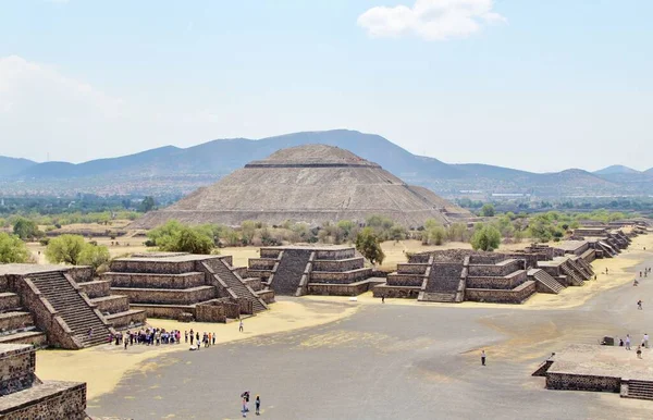Meksika 'da antik bir şehir olan Teotihuacan, piramitlerin ve harabelerin manzarası