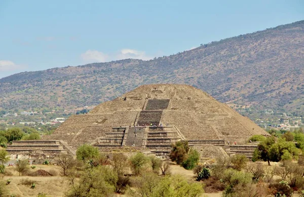 Meksika 'da antik bir şehir olan Teotihuacan, piramitlerin ve harabelerin manzarası