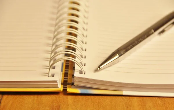 Caderno Branco Com Caneta Sobre Fundo Mesa Madeira Marrom — Fotografia de Stock