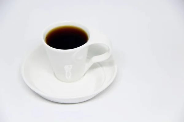 Άποψη Ενός Πλήρους Φλιτζανιού Καφέ Ένα Πιατάκι Λευκό Φόντο — Φωτογραφία Αρχείου