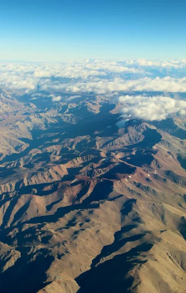 Bulutlardaki dağların güzel hava manzarası 