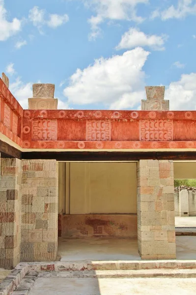 Meksika 'da antik bir şehir olan Teotihuacan, piramitlerin ve harabelerin manzarası