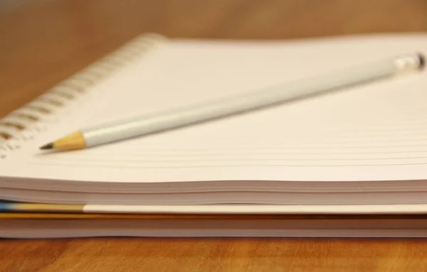 Caderno Branco Com Lápis Sobre Fundo Mesa Madeira Marrom — Fotografia de Stock
