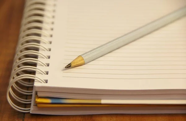 Cuaderno Blanco Con Lápiz Sobre Fondo Mesa Madera Marrón — Foto de Stock