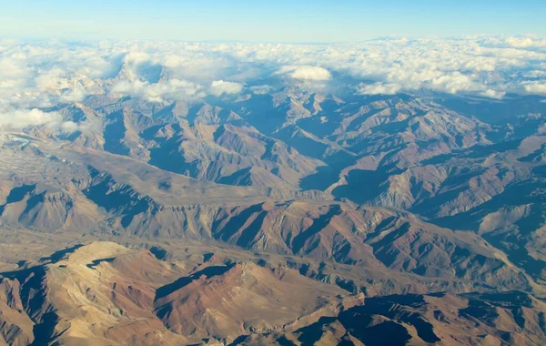 Bulutlardaki dağların güzel hava manzarası 