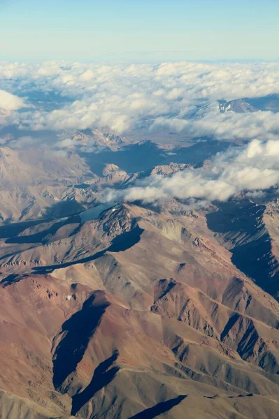 Bulutlardaki dağların güzel hava manzarası 