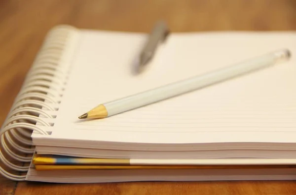 Caderno Branco Com Caneta Lápis Sobre Fundo Mesa Madeira Marrom — Fotografia de Stock