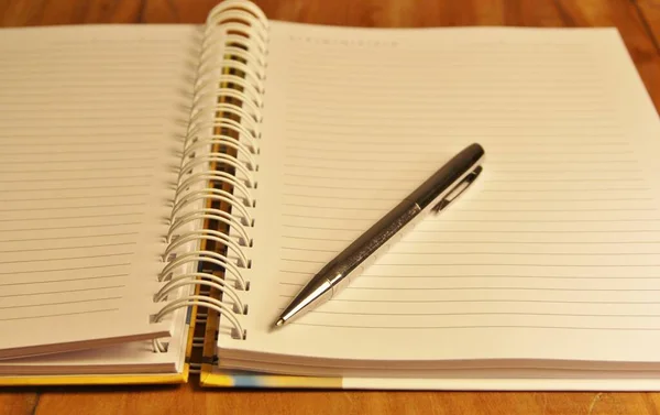 Caderno Branco Com Caneta Sobre Fundo Mesa Madeira Marrom — Fotografia de Stock