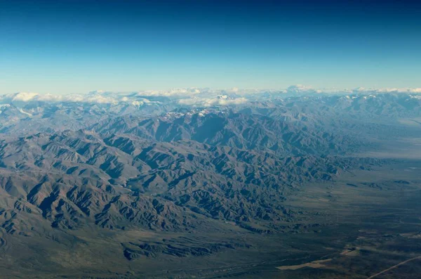 Bulutlardaki dağların güzel hava manzarası 