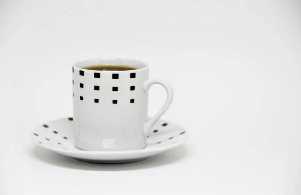 Blick Auf Eine Volle Kaffeetasse Auf Einer Untertasse Vor Weißem — Stockfoto
