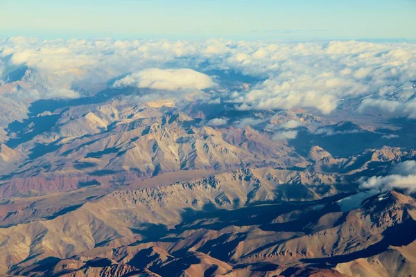 Bulutlardaki dağların güzel hava manzarası 