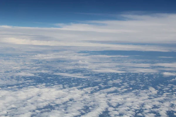 Mavi gökyüzünde beyaz bulutlar