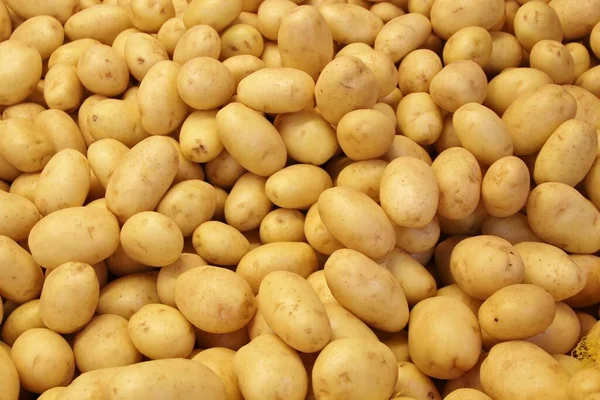 Beyaz patates çuvallarının yakın görüntüsü, tek renkli arka plan.