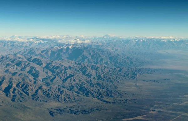 Bulutlardaki dağların güzel hava manzarası 