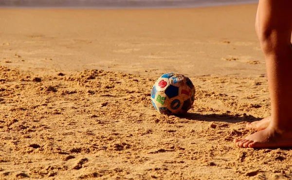 Ver Gente Piernas Jugando Pelota Fútbol Playa Arena —  Fotos de Stock