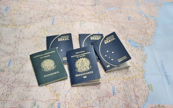 Крупним Планом Перегляд Декількох Паспортів Карті — стокове фото