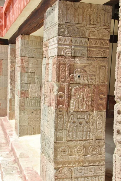 Meksika 'da antik bir şehir olan Teotihuacan, piramitlerin ve harabelerin manzarası