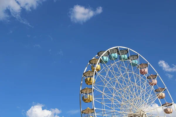 Ferris Wiel Tegen Blauwe Lucht Achtergrond — Stockfoto