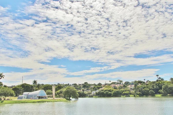 BH, BRAZIL - 24 Aralık 2016 'da Brezilya' nın Belo Horizonte kentinde, Assisi 'li Aziz Francis Kilisesi' nin dış görünüşü. Oscar Niemeyer tarafından tasarlandı. Pampulha Kilisesi olarak bilinir..