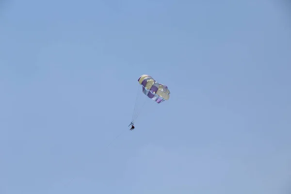 Parachutisme Avec Fond Bleu Ciel — Photo