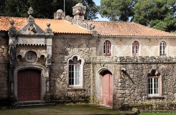 Mimari manzara, binaların cepheleri, ve saray kompleksinin bahçesi Quinta da Regaleira, Sintra, Portekiz