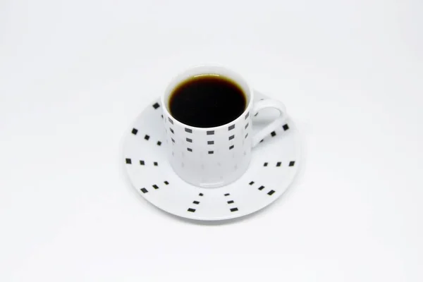 Άποψη Ενός Πλήρους Φλιτζανιού Καφέ Ένα Πιατάκι Λευκό Φόντο — Φωτογραφία Αρχείου