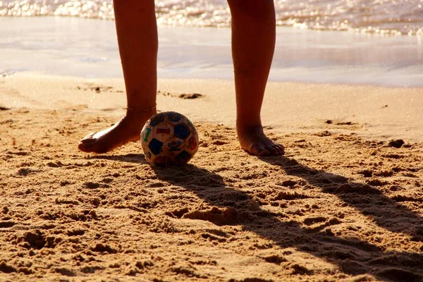 Zicht Mensen Benen Voetballen Het Zandstrand — Stockfoto