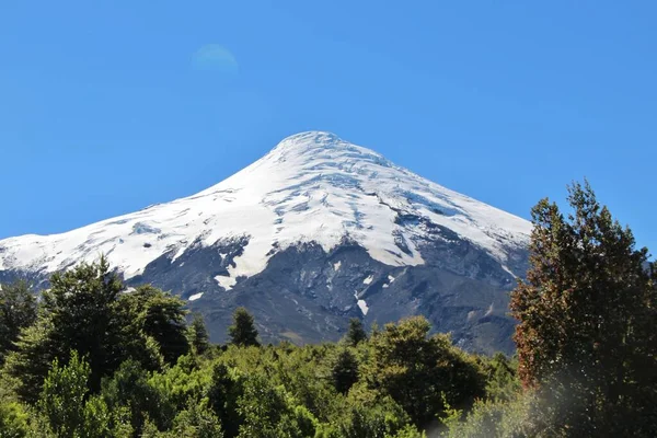 雪景下的火山景观 — 图库照片