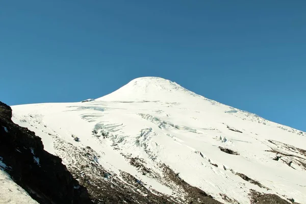 Karlı volkanın manzarası - Şili
