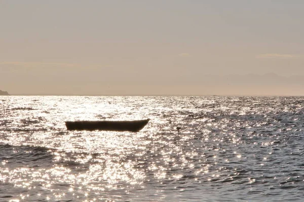 Deniz manzaralı bir tekne.