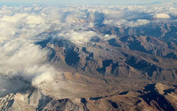 Bulutlardaki dağların güzel hava manzarası 
