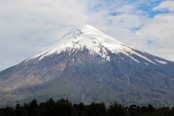 Karlı volkanın manzarası - Şili