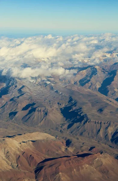 Bulutlardaki dağların güzel hava manzarası 