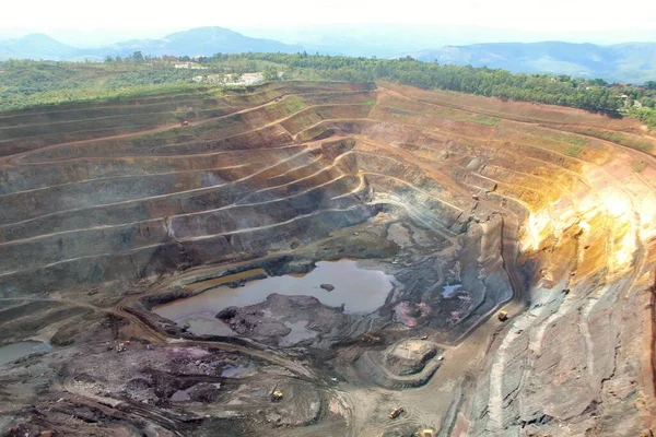 ブラジルの鉄を採掘する採石場の空中ビュー — ストック写真