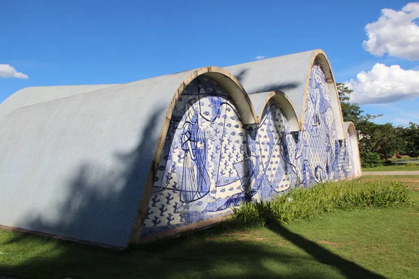 BH, BRAZIL - 24 Aralık 2016 'da Brezilya' nın Belo Horizonte kentinde, Assisi 'li Aziz Francis Kilisesi' nin dış görünüşü. Oscar Niemeyer tarafından tasarlandı. Pampulha Kilisesi olarak bilinir..