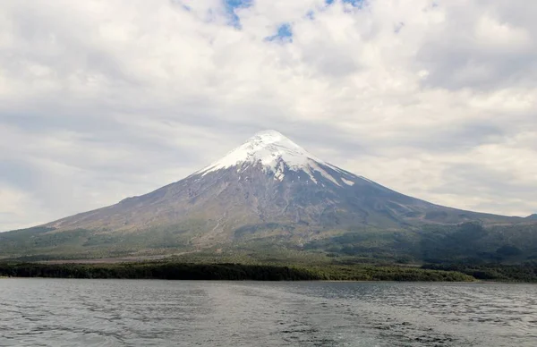 Karlı volkanın manzarası - Şili