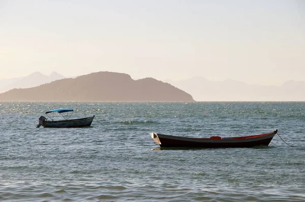 Deniz manzaralı bir tekne.