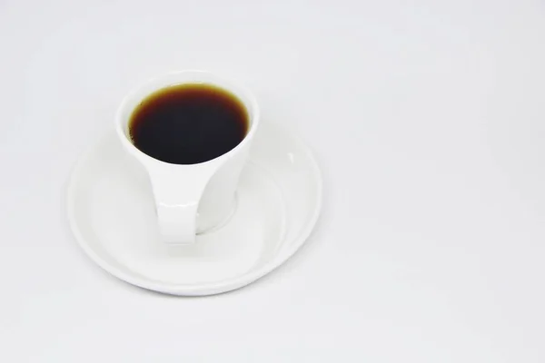 Vue Une Tasse Café Pleine Sur Une Soucoupe Fond Blanc — Photo