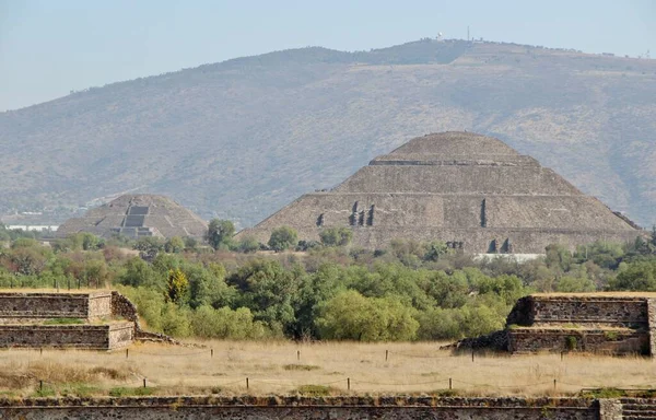 Teotihuacan manzarası, Meksika 'da antik bir şehir.