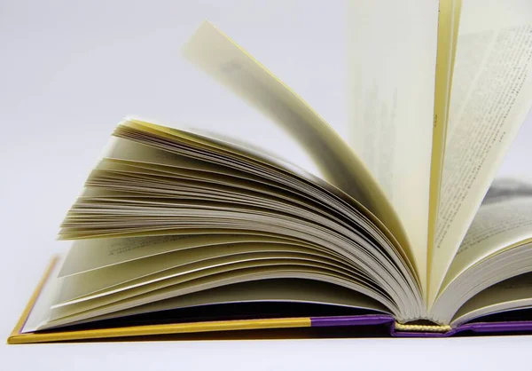 Açılmış kitabın masadaki yakın görüntüsü