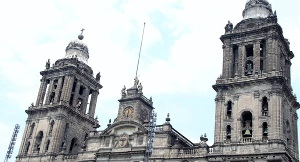 Mexico City 'de sömürge tarzı bir katedral.