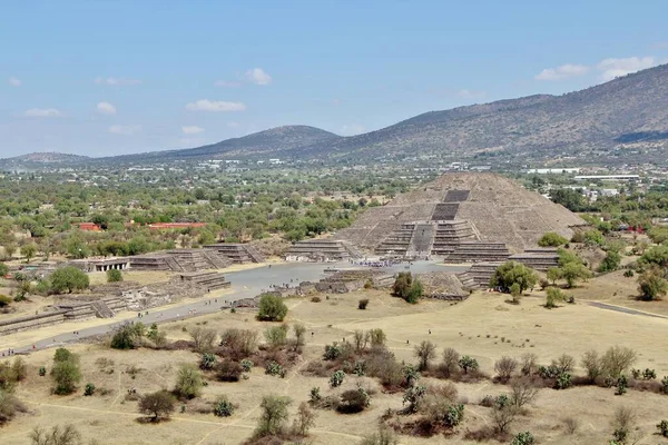 Meksika 'da antik bir şehir olan Teotihuacan, piramitlerin ve harabelerin manzarası