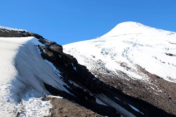 Karlı volkanın manzarası - Şili
