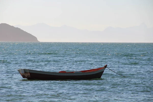 Deniz manzaralı bir tekne.