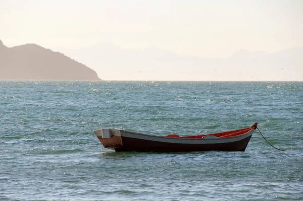 Deniz manzaralı bir tekne.