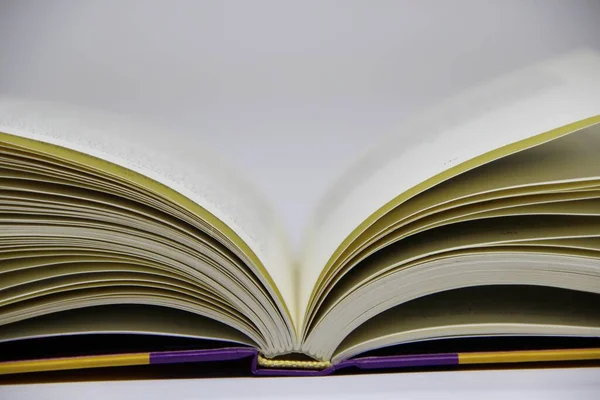 Açılmış kitabın masadaki yakın görüntüsü