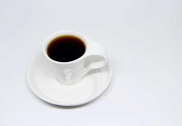 Kilátás Teljes Kávéscsésze Egy Csészealj Fehér Háttér — Stock Fotó