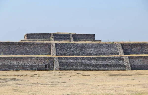 Teotihuacan manzarası, Meksika 'da antik bir şehir.