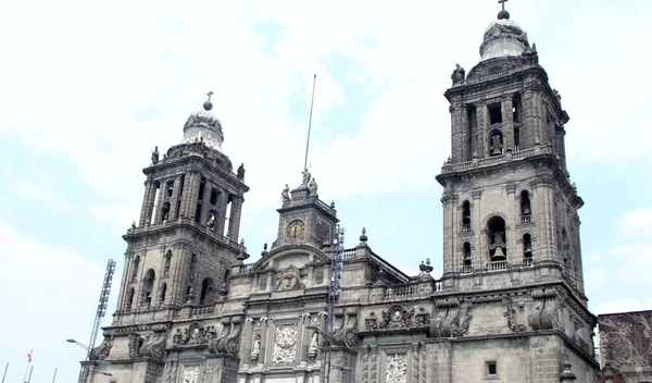 Mexico City 'de sömürge tarzı bir katedral.